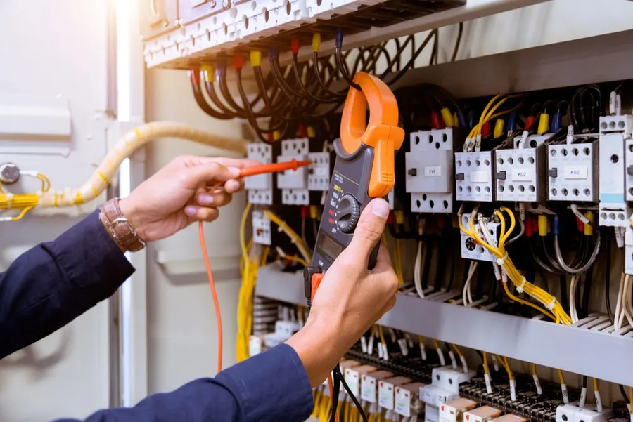 Technicien FlexPower sur installation electrique
